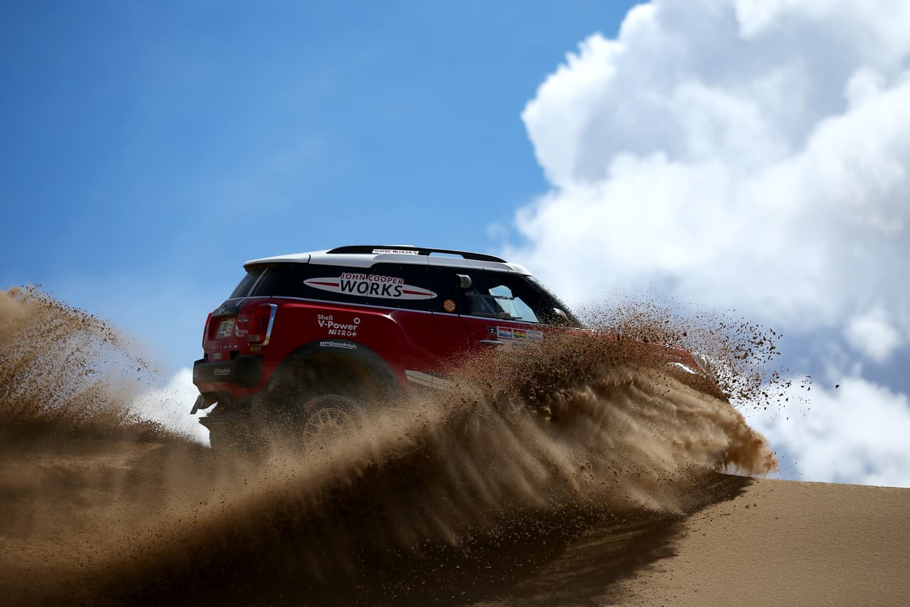 El rally Dakar es la primera gran competencia del año en automovilismo y motociclismo, en recorridos por lugares desérticos en los que los competidores incluso arriesgan su vida. En medio de esa exigencia, la belleza de la naturaleza, multicolor y diversa, adorna la carrera en Suramérica.