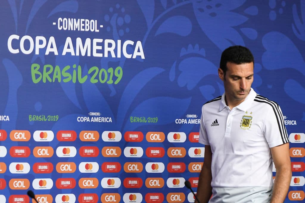La Selección de Argentina se entrenó de cara a su partido ante Paraguay, a la que se enfrentará este miércoles en el Estadio Mineirao con la imperiosa necesidad de resarcirse tras un atroz debut en la Copa América ante Colombia que resultó en derrota por 2-0. Las expresiones de Lionel Messi y compañia reflejaron el sentir, el ánimo en el vestidor de la albiceleste. Las gesticulaciones durante la conferencia de prensa de Lionel Scaloni, entrenador argentino, reafirmaban el momento tenso que vive su equipo. ¿Podrán mejorar su ánimo?
