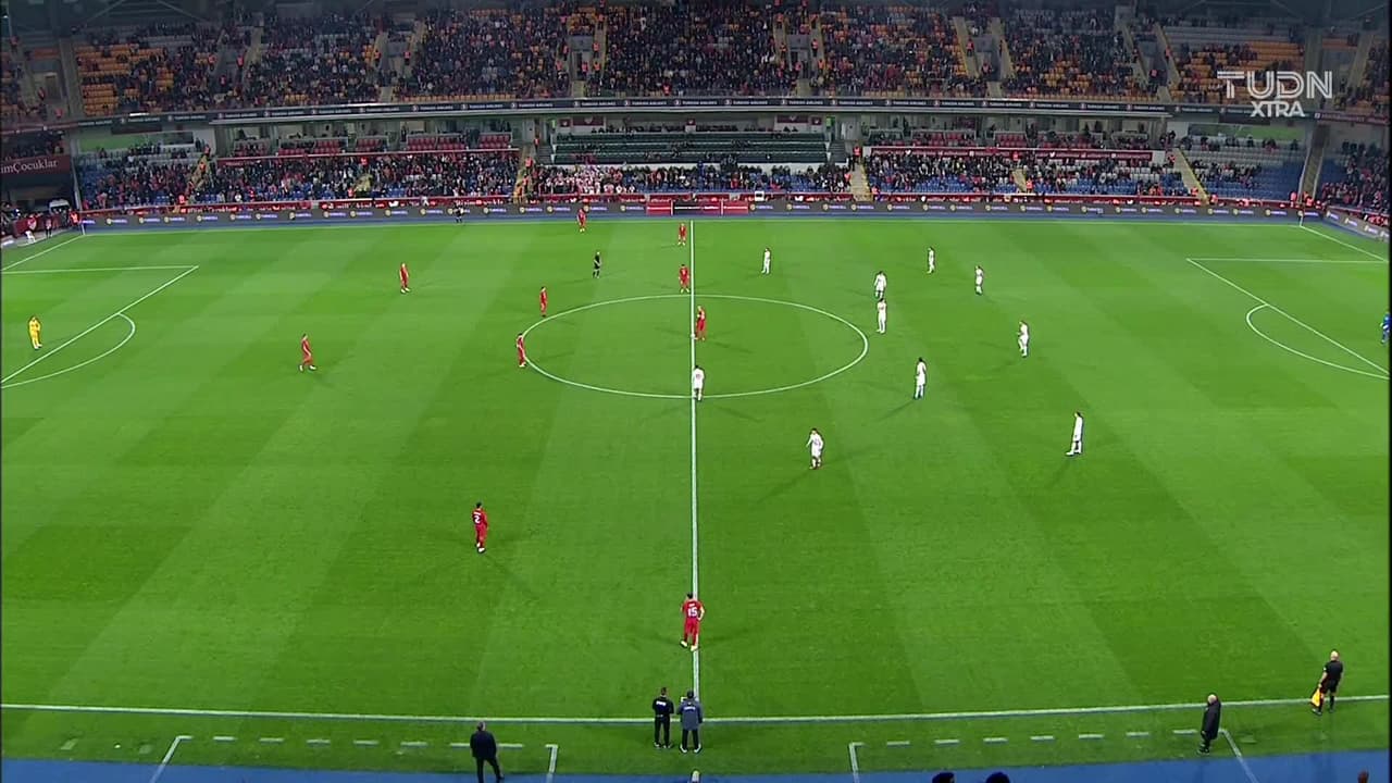 Arranca el partido y la pelota está en juego.