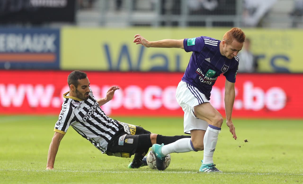 Lateral derecho: Stergos Marinos (Charleroi)