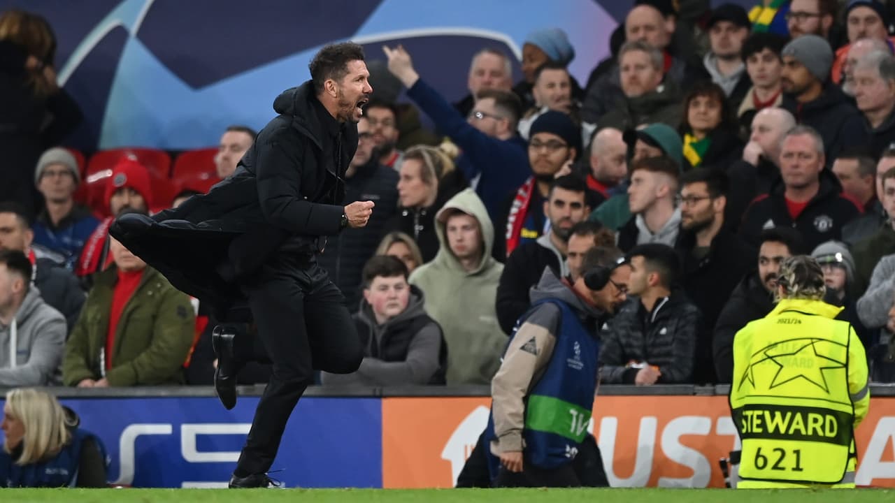 Diego ‘Cholo’ Simeone es ‘bañado’ de cerveza y basura en Old Trafford
