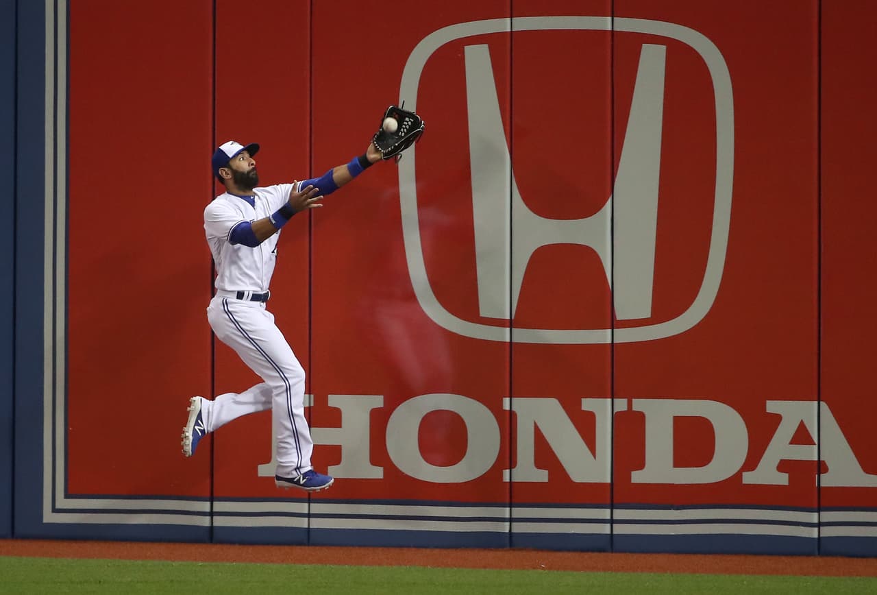 BAL 2 – 1 TOR: En jornada de grandes jugadas a la defensiva, José Bautista no se quedó atrás con este atrapadón en los jardines.