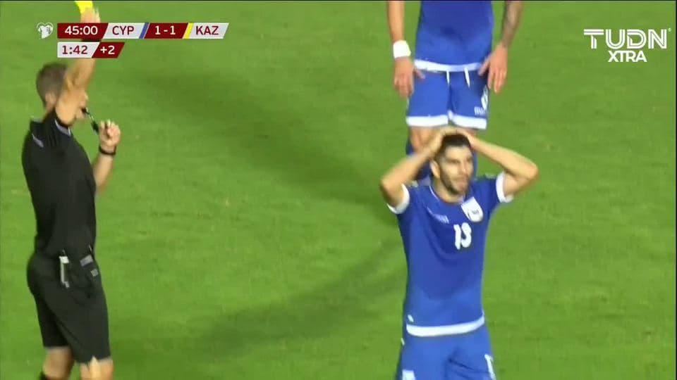 Tarjeta amarilla. El árbitro amonesta a Ioannis Kousoulos de Cyprus