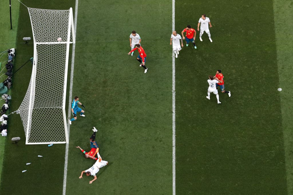 Al minuto 12 del primer tiempo, tras un centro de costado, España se fue en ventaja tras autogol de Ignashevich para el 1-0 del visitante.