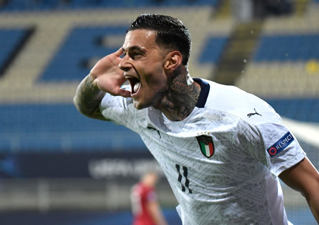 Italia y República Checa arrancan con empate su participación en la Eurocopa Sub-21. Gianluca Scamacca abrió el marcador al minuto 31 y, con autogo italiano, Giulio Maggiore empató el marcador al minuto 75. El conjunto 'azzurri' se llevó dos tarjetas rojas durante el encuentro.