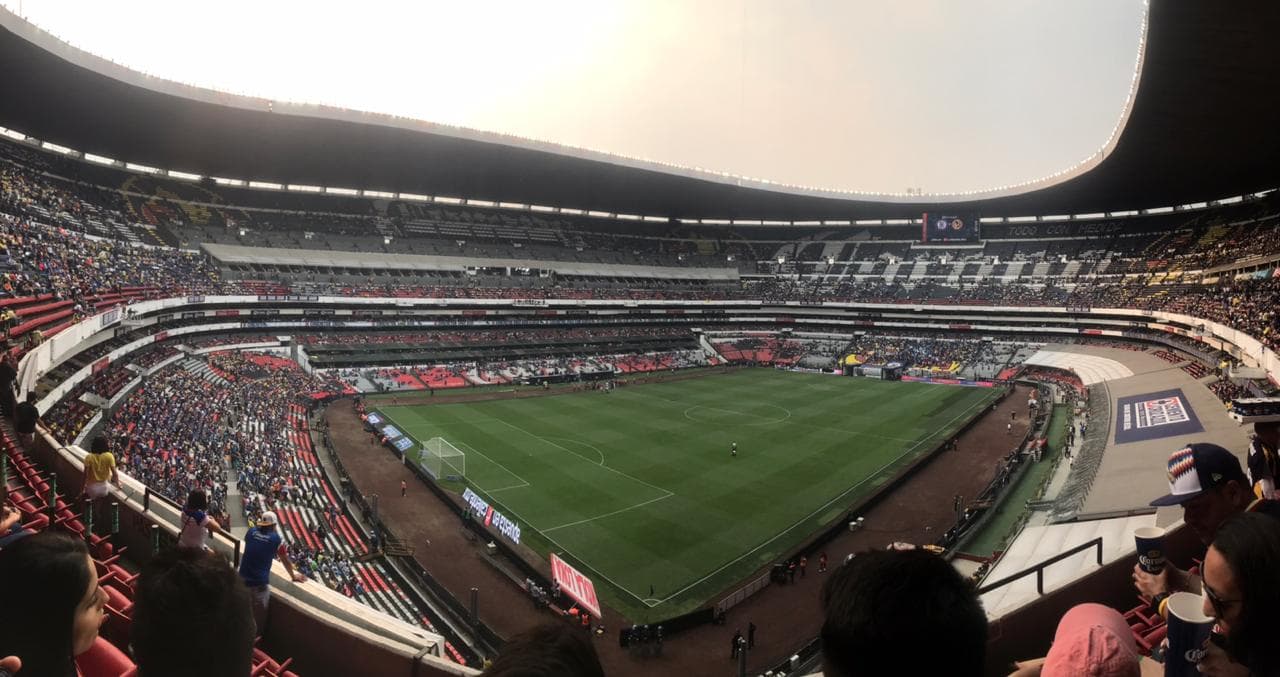 El Estadio Azteca con la presencia de fanáticos de Cruz Azul y América a minutos del inicio del partido.