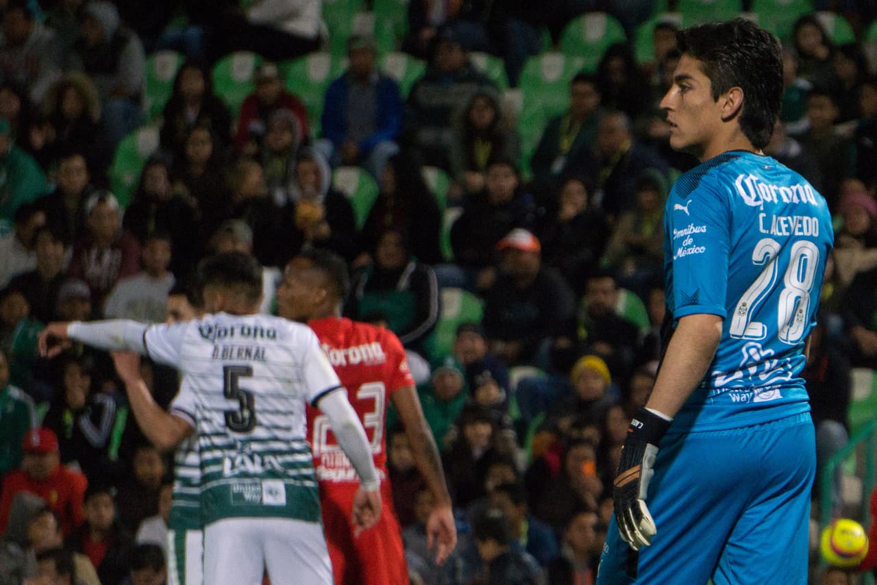 Para el segundo tiempo, el arquero de Santos tuvo mucho más trabajo frente a la ofensiva de Toluca.