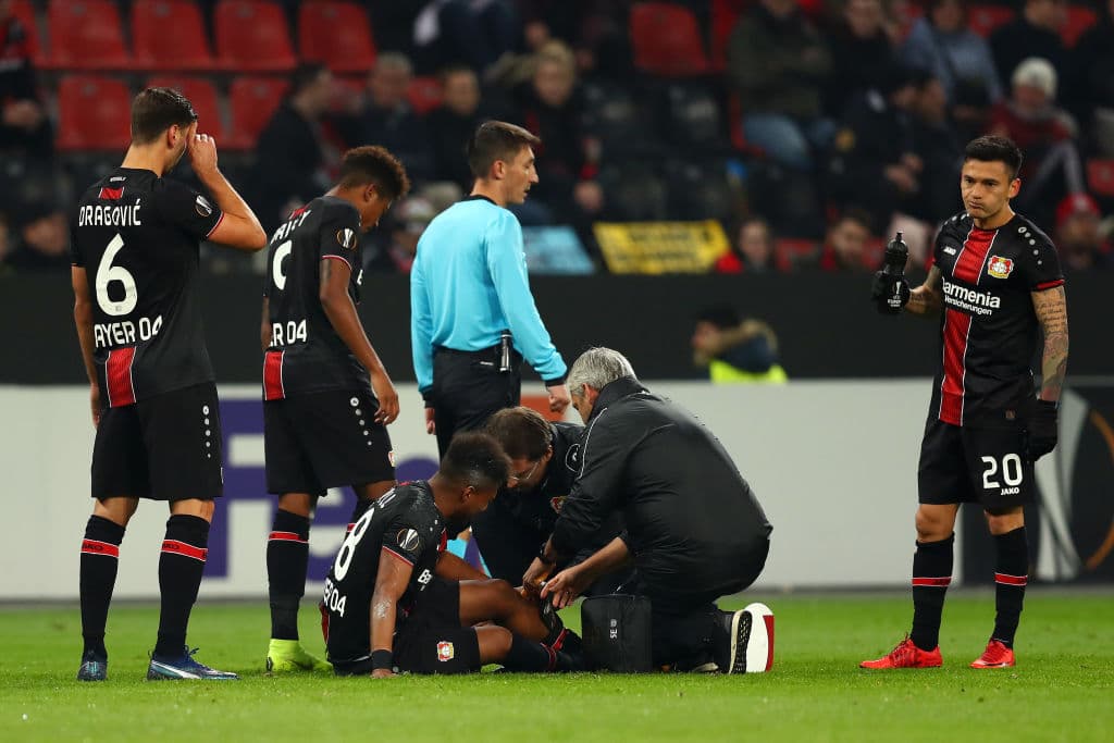 El partido empezó a ritmo vertiginoso y de inmediato empezaron los golpes. Aquí el cuerpo médico del equipo germano atendiendo a Wendell (18), quien sufrió una patada.