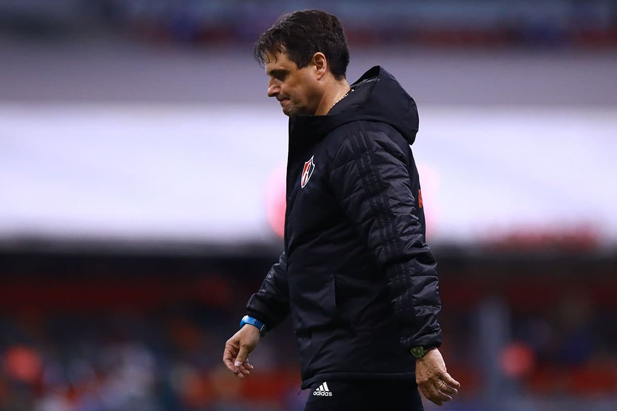 La preocupación es evidente en el gesto del entrenador Guillermo Hoyos, ya que Atlas fue fácilmente superado por el líder del fútbol mexicano.