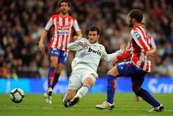 Finalmente Higuaín hizo el 3-1 con este disparo, después de una buena jugada individual.