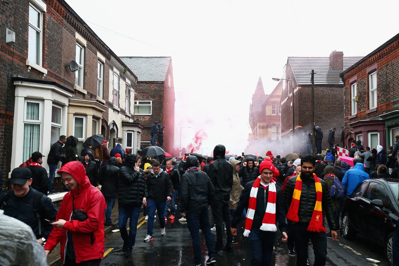 El cielo se vistió de fiesta en las calles de Liverpool, que con la presencia de los hinchas del equipo tuvieron la alegría previa al partido de ida de las semifinales de Champions League contra Roma.