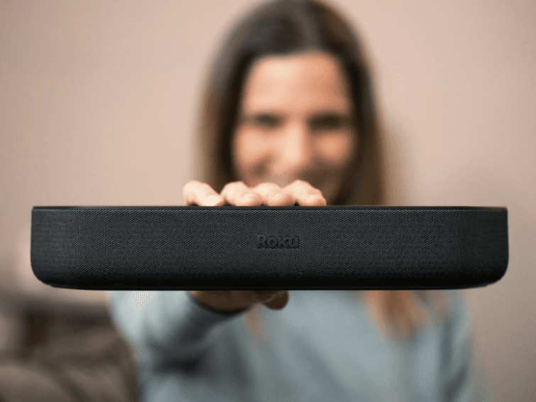 Esta barra de sonido es sorprendente, pues a pesar de su tamaño, alcanza decibeles increíbles. La bocina se puede usar sin necesidad de comprar una TV con Roku OS.