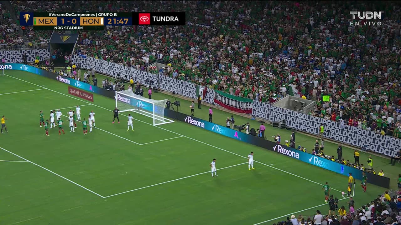 ¡GOL!  anota para México. Luis Romo