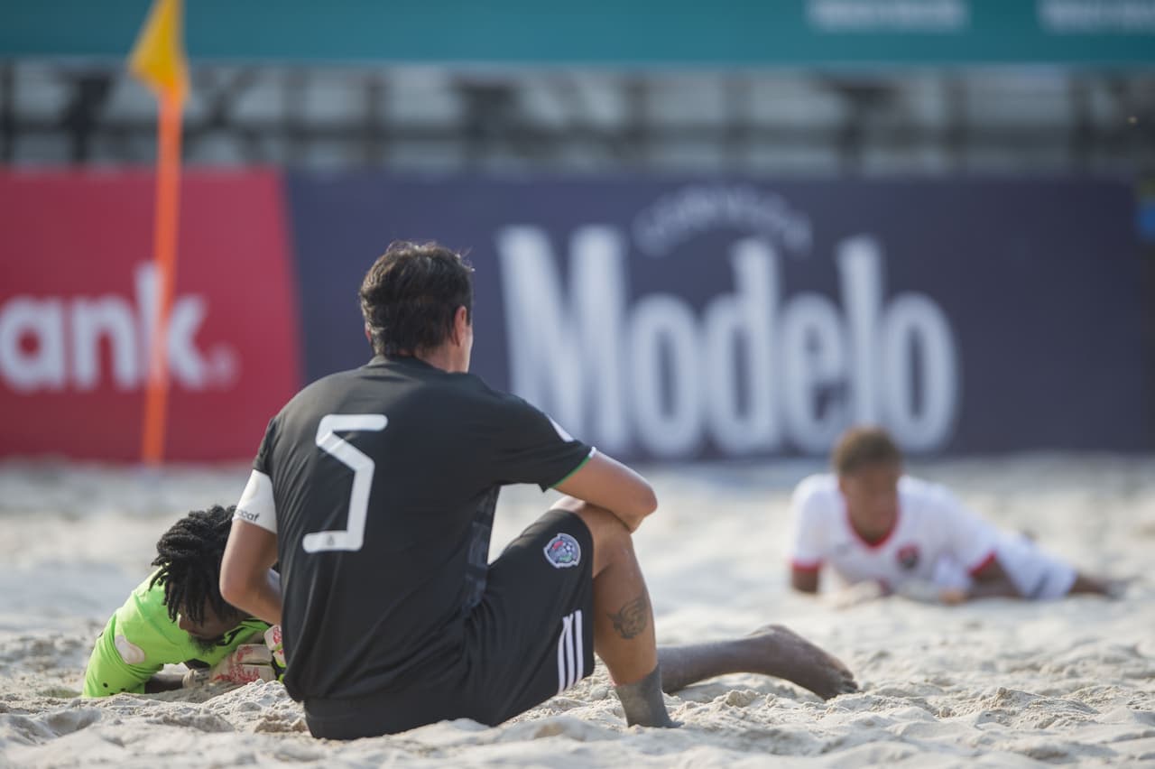 Un hecho curioso y peligroso ocurrió en el primer tiempo cuando un enjambre de abejas pasó por el campo, ocasionando la detención del juego.