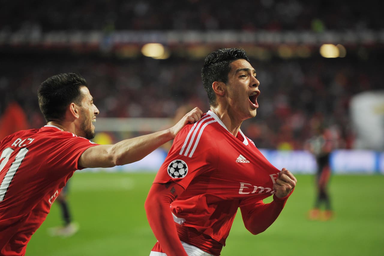 LISBON, PORTUGAL - APRIL 13: Raul Jiménez of SL Benfica celebrates after scoring the first goal against FC Bayern Muenchen during the UEFA Champions league Quarter Final Second Leg match between SL Benfica and FC Bayern Muenchen at Estadio da Luz on April 13, 2016 in Lisbon, Portugal. (Photo by Octavio Passos/Getty Images)