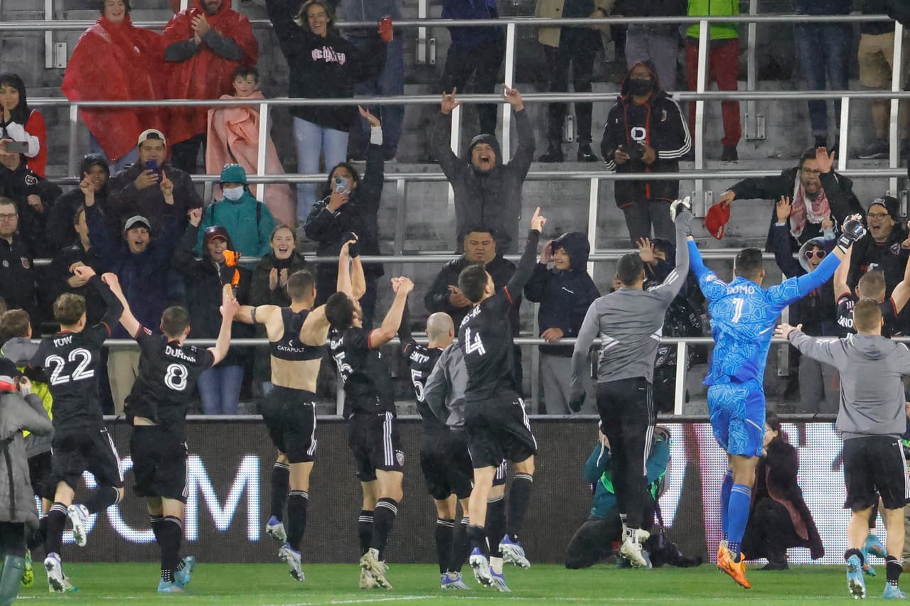 Bajo una lluvia intensa, D.C. United logró una valiosa victoria 2-0 frente a Houston Dynamo FC.
<br>
