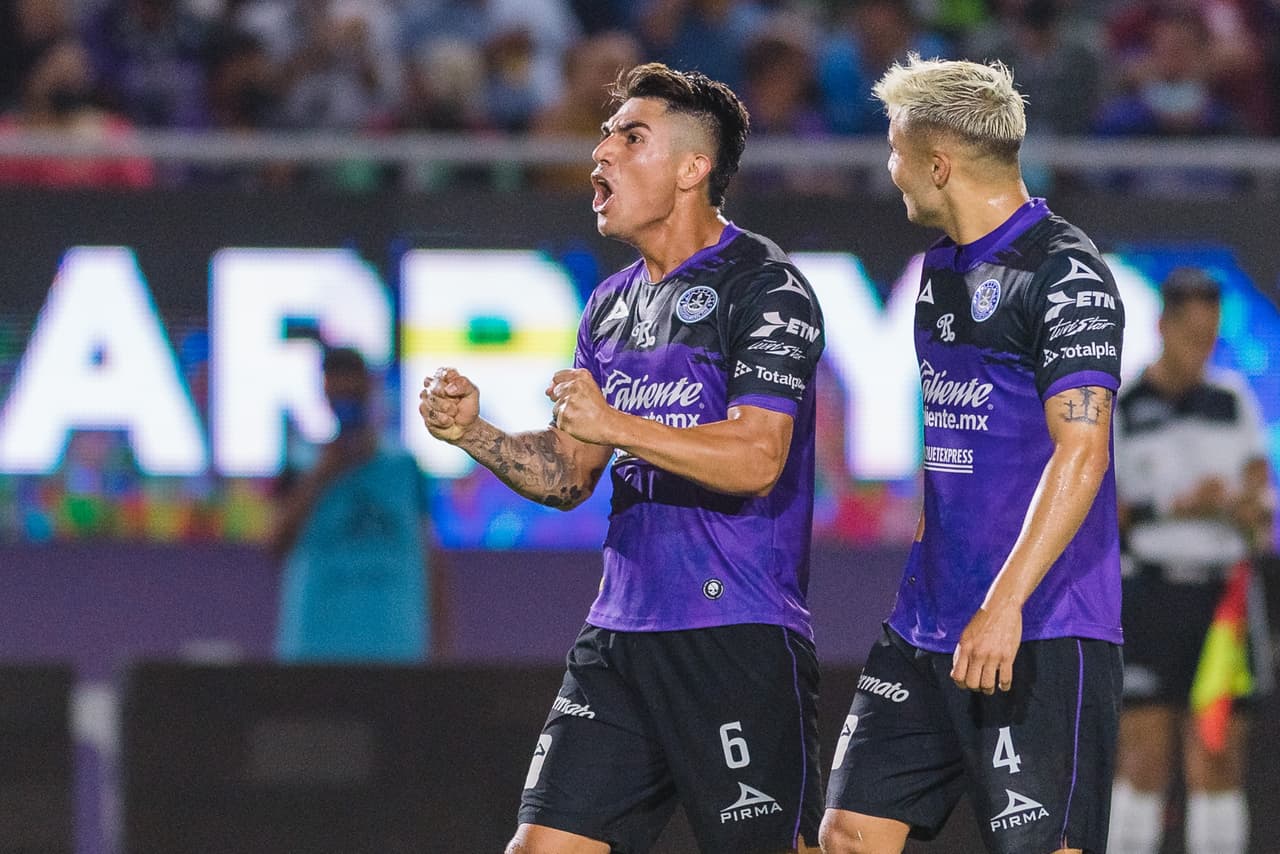 La recompensa para Mazatlán llegó al final del primer tiempo, cuando un disparo de Roberto Meraz junto con el error de Jurado provocó la inauguración del marcador.