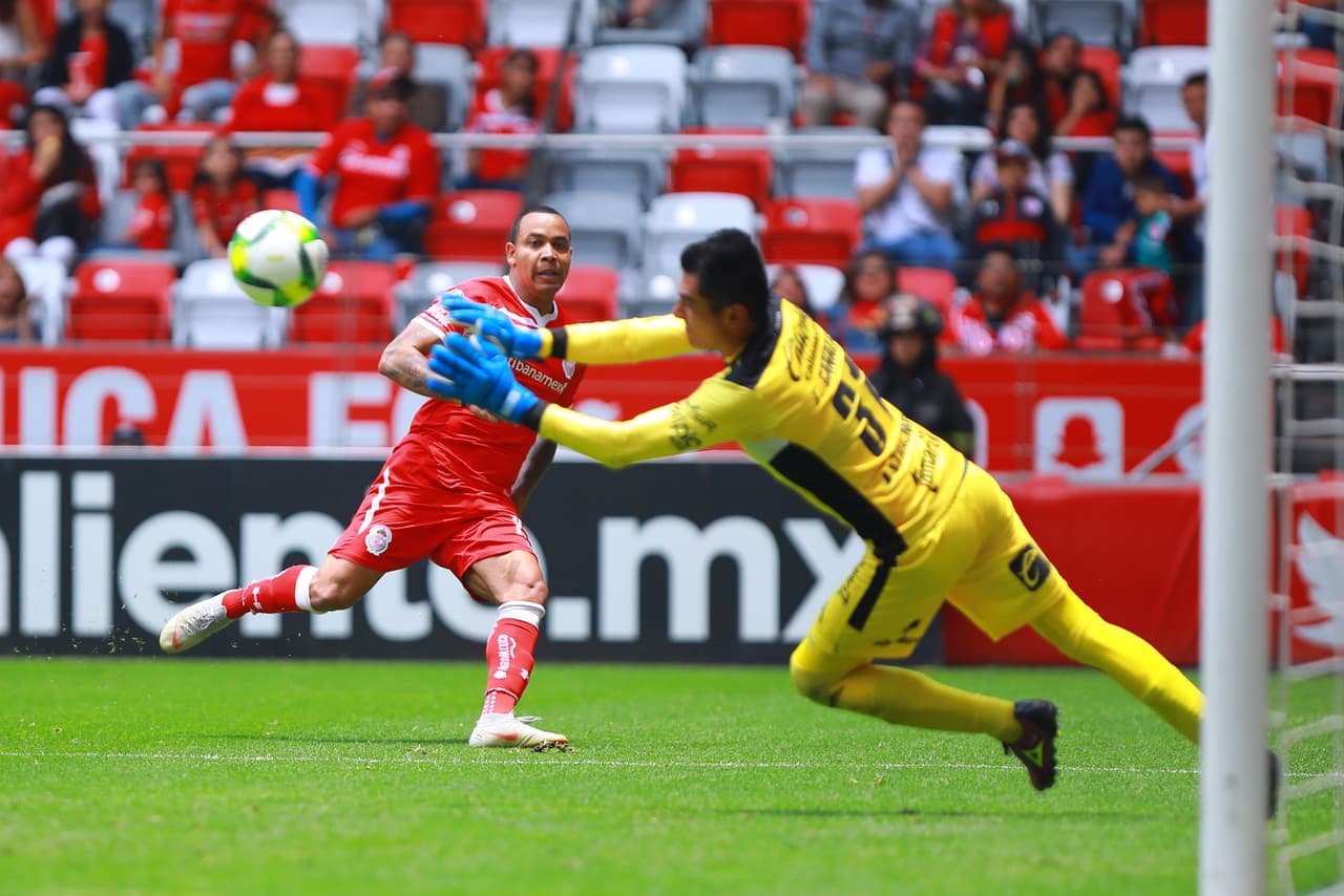 A pesar de eso Toluca no bajó la intensidad de las llegadas y el portero Francisco Canales tuvo una tarde aciaga, que no acababa aún.