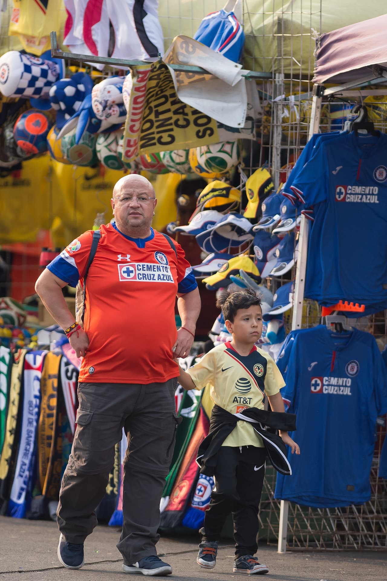 Las aficiones de América y Cruz Azul hicieron sentir su presencia en el Estadio Azteca para su enfrentamiento de Cuartos de Final por el Clausura 2019 en la Fase Final. Un gran ambiente, como de costumbre, estaban gestando los seguidores de ambos clubes capitalinos.