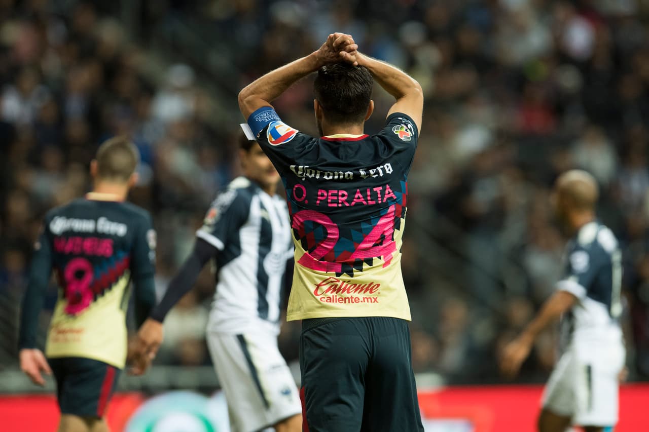 La frutración de Oribe Peralta quedó de manifiesto durante todo el encuentro. Poco se puede hacer ante un equipo que funciona como el Monterrey lo está haciendo.