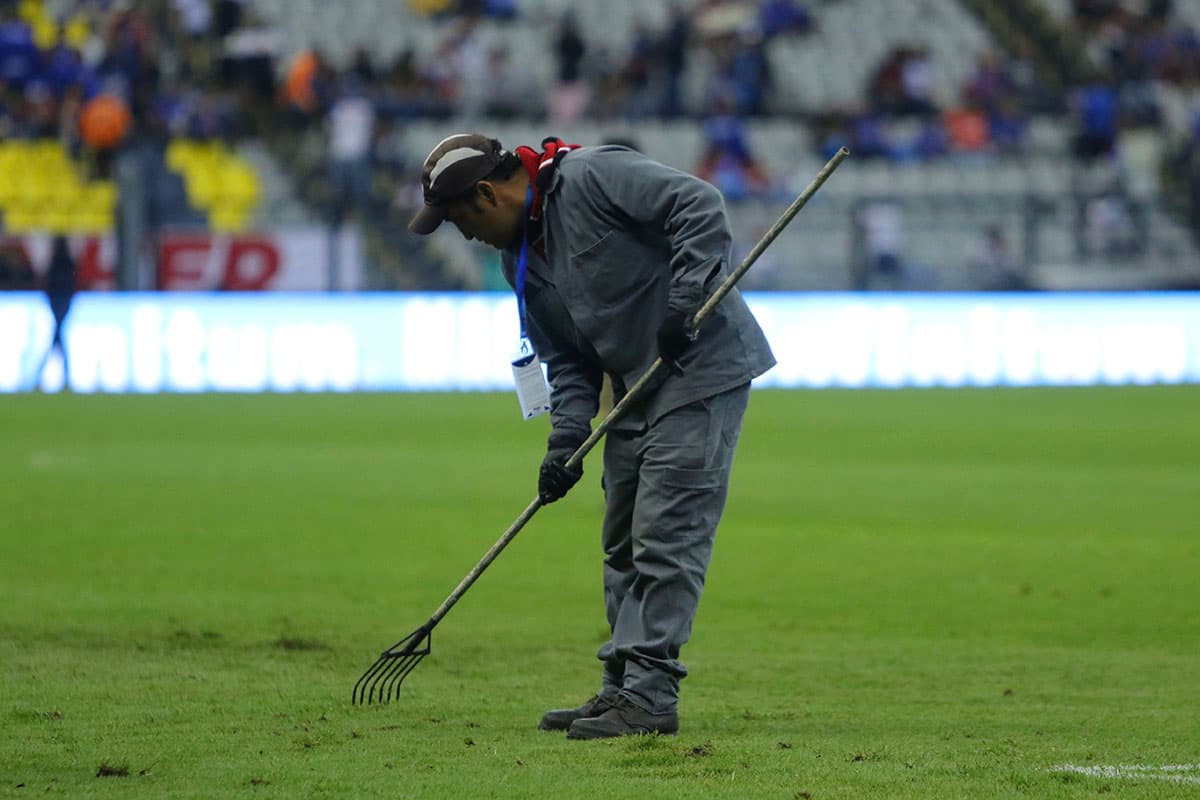 Sin embargo, el campo sigue sin estar al 100% de sus condiciones por lo que fue intervenido en el descanso del partido.