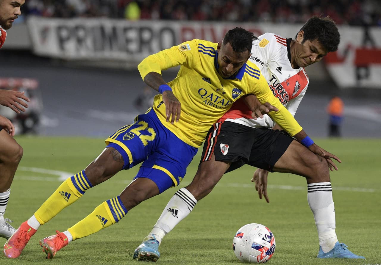 Con un gol del colombiano Sebastián Villa, Boca Juniors venció como visitante a River Plate y se quedó con el Superclásico del futbol argentino. 
<br>