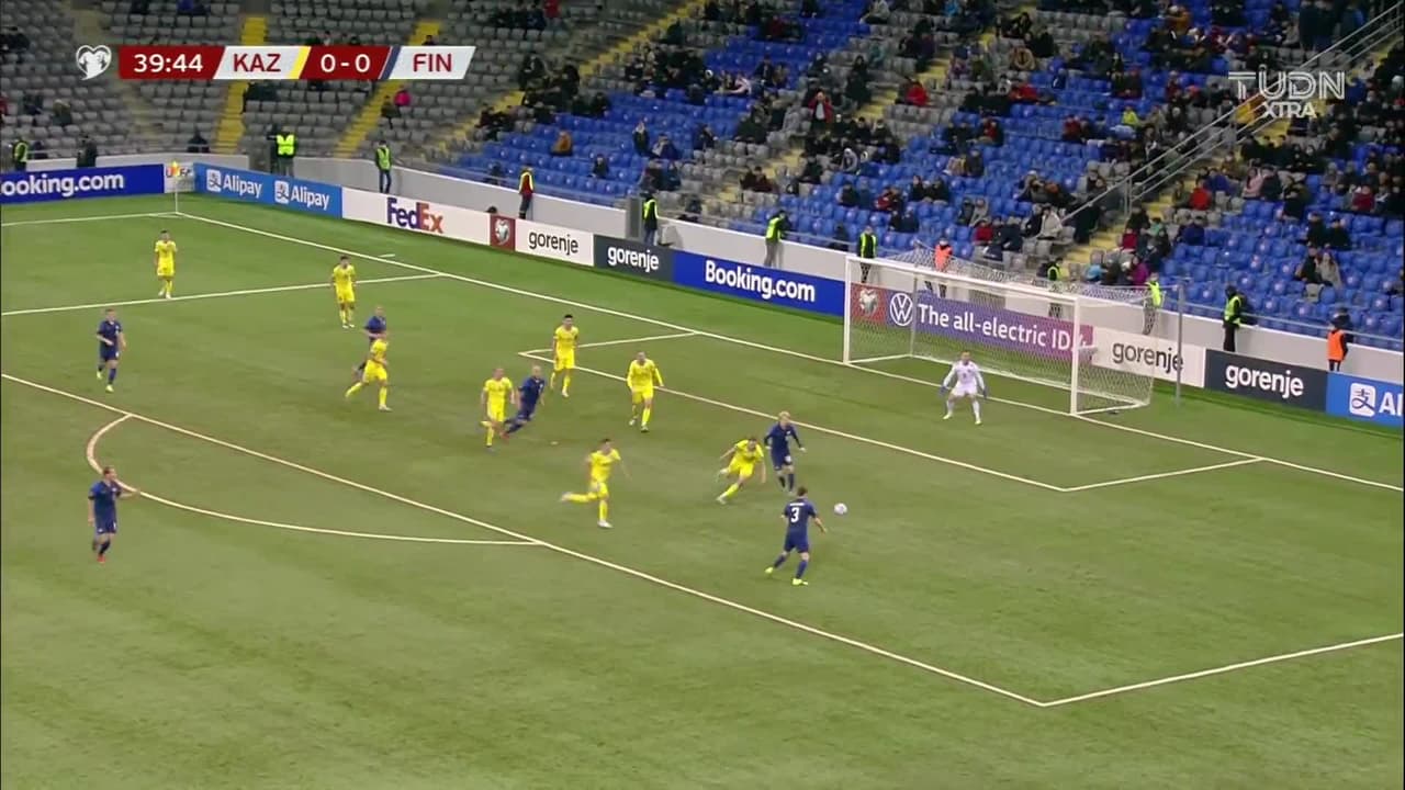 ¡CERCA! Albin Granlund disparó que se estrella en el poste.