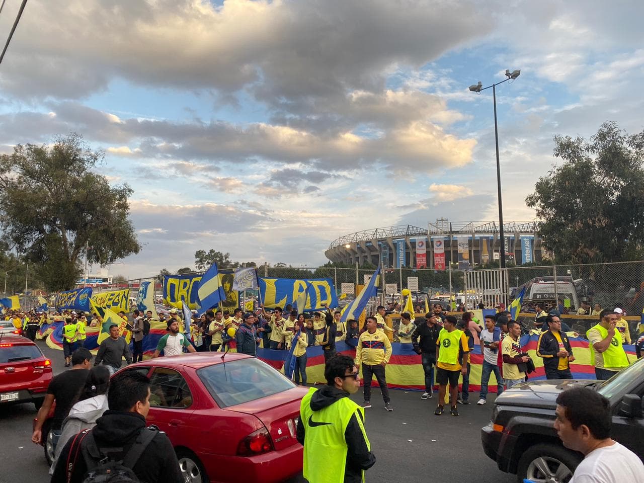 Gran ambiente familiar, en el Estadio Azteca, previo a la final del Apertura '19 entre el América y los Rayados de Monterrey.