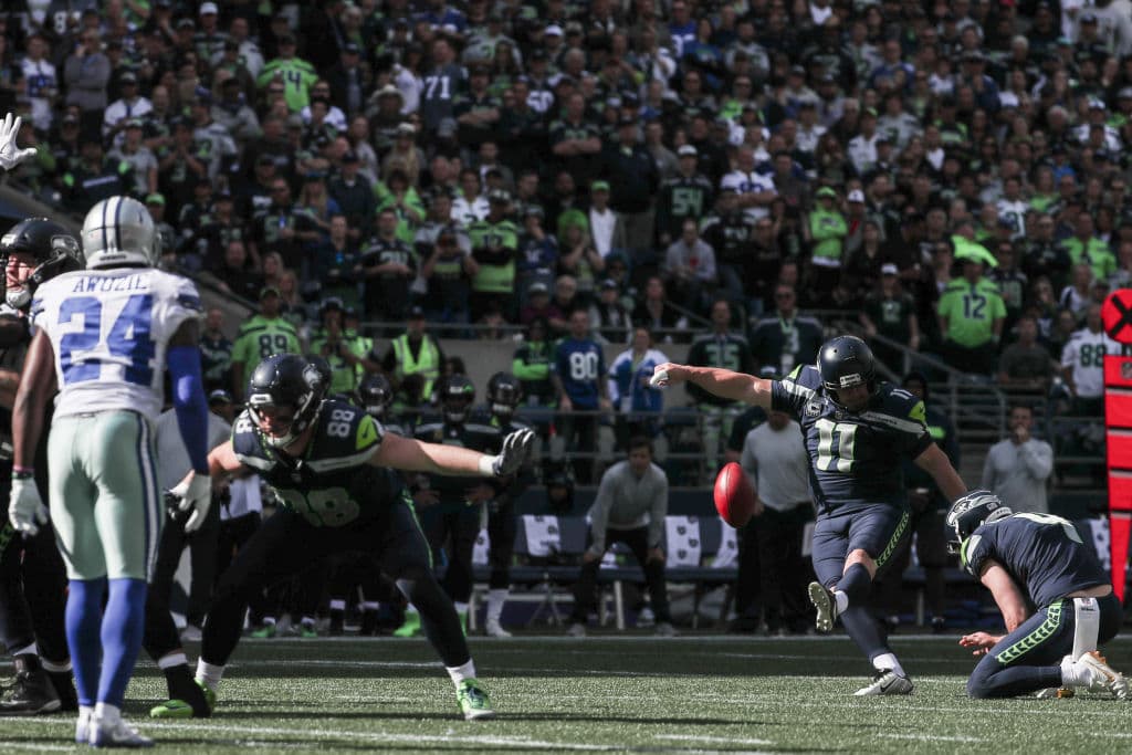Justo cuando expiraba el segundo periodo, el pateador de Seattle Sebastian Janikowski conectó un gol de campo de 47 yardas para ampliar la ventaja de los locales a 17-3.