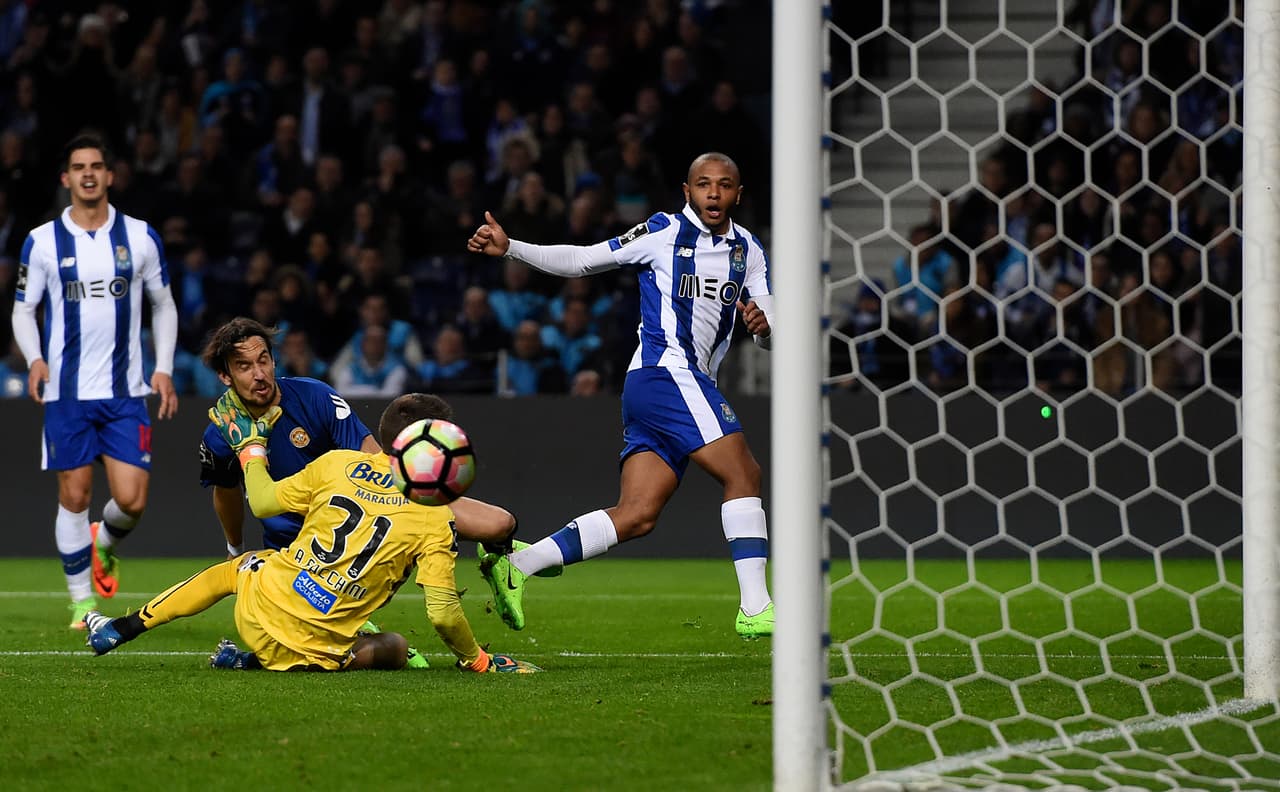 Antes del final del primer tiempo, Brahimi anotó el segundo tanto al minuto 45.