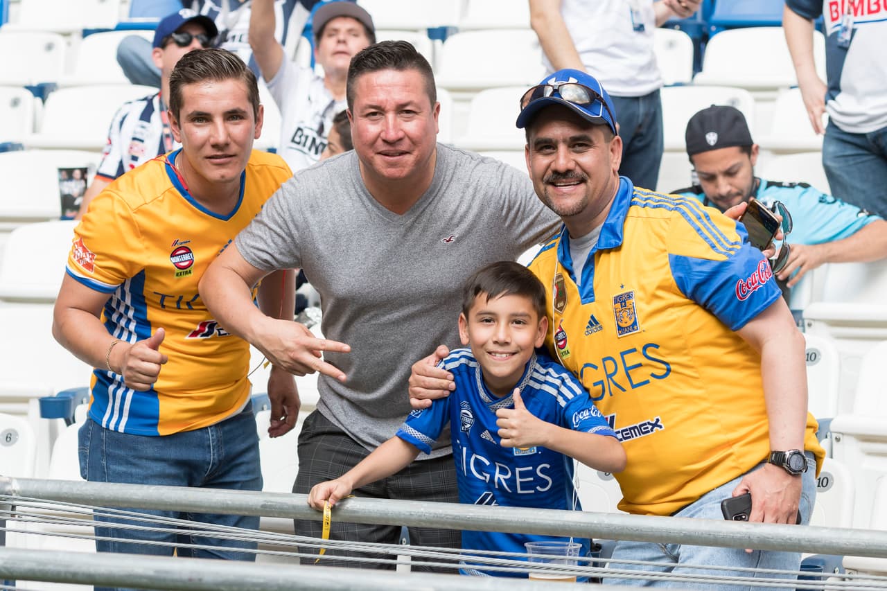 Las aficiones del Monterrey y de Tigres vivieron su propio partido en las tribunas y a las afueras del estadio. Estas son las mejores imágenes.