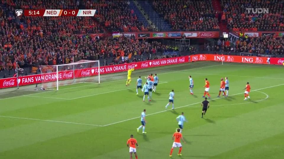 Tiro desviado de Matthijs de Ligt