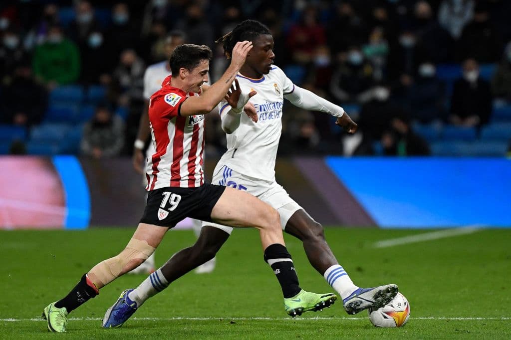 Real madrid no se quiere despegar de la cima de la tabla y le pegan 1-0 al Athletic Club con gol de Karim Benzema.