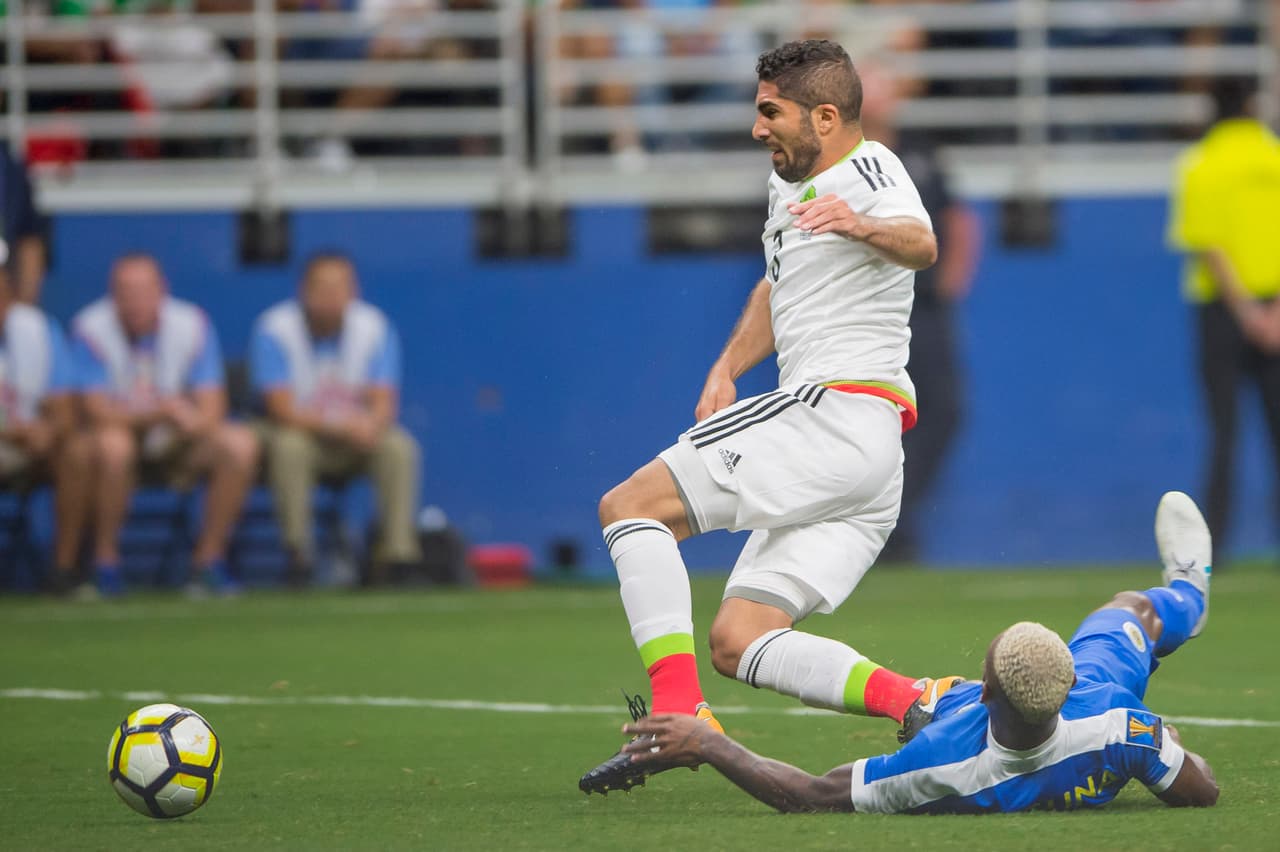 Los de Osorio y Páez no se encontraban en los pases, los movimientos no eran precisos y Curazao dominaba.