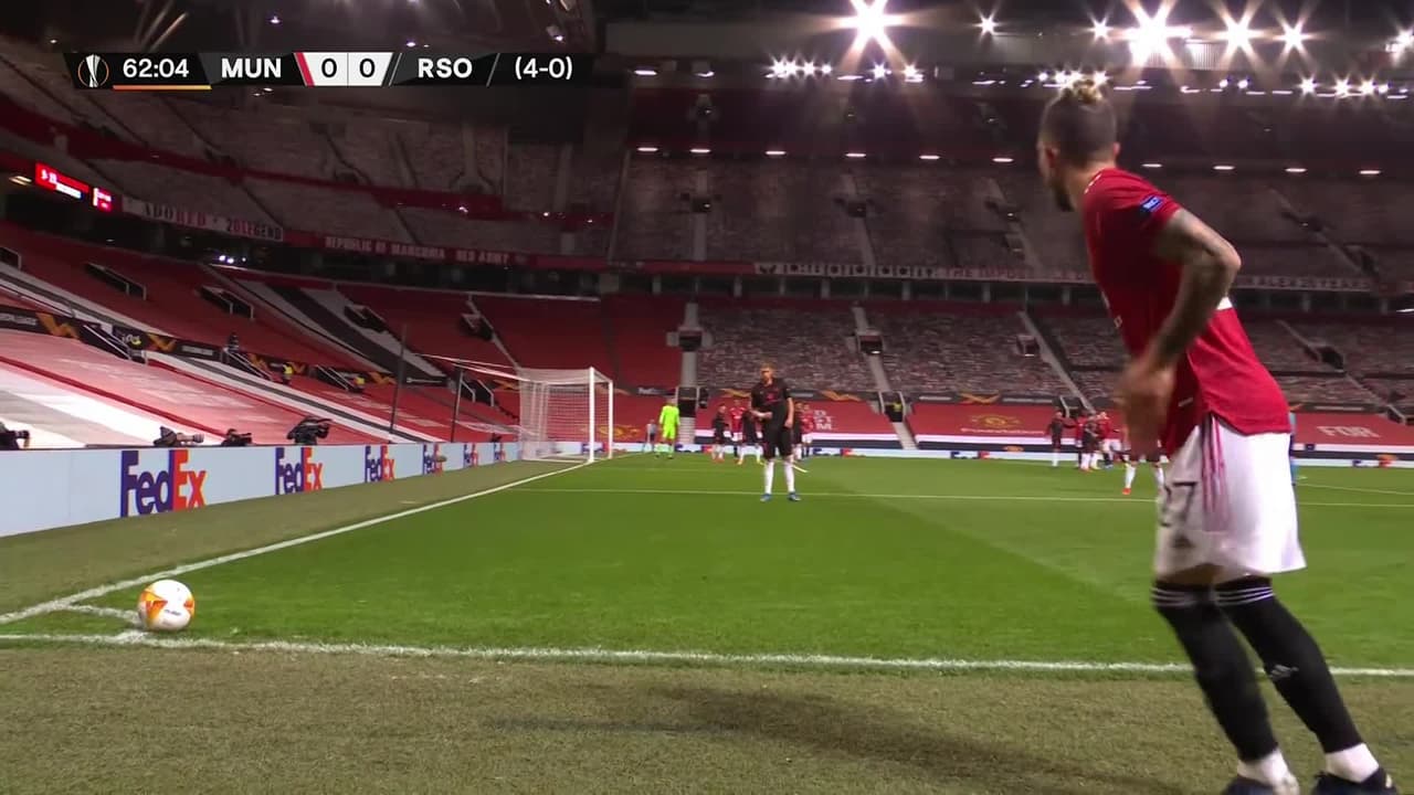¡GOL!  anota para Manchester United. Axel Tuanzebe