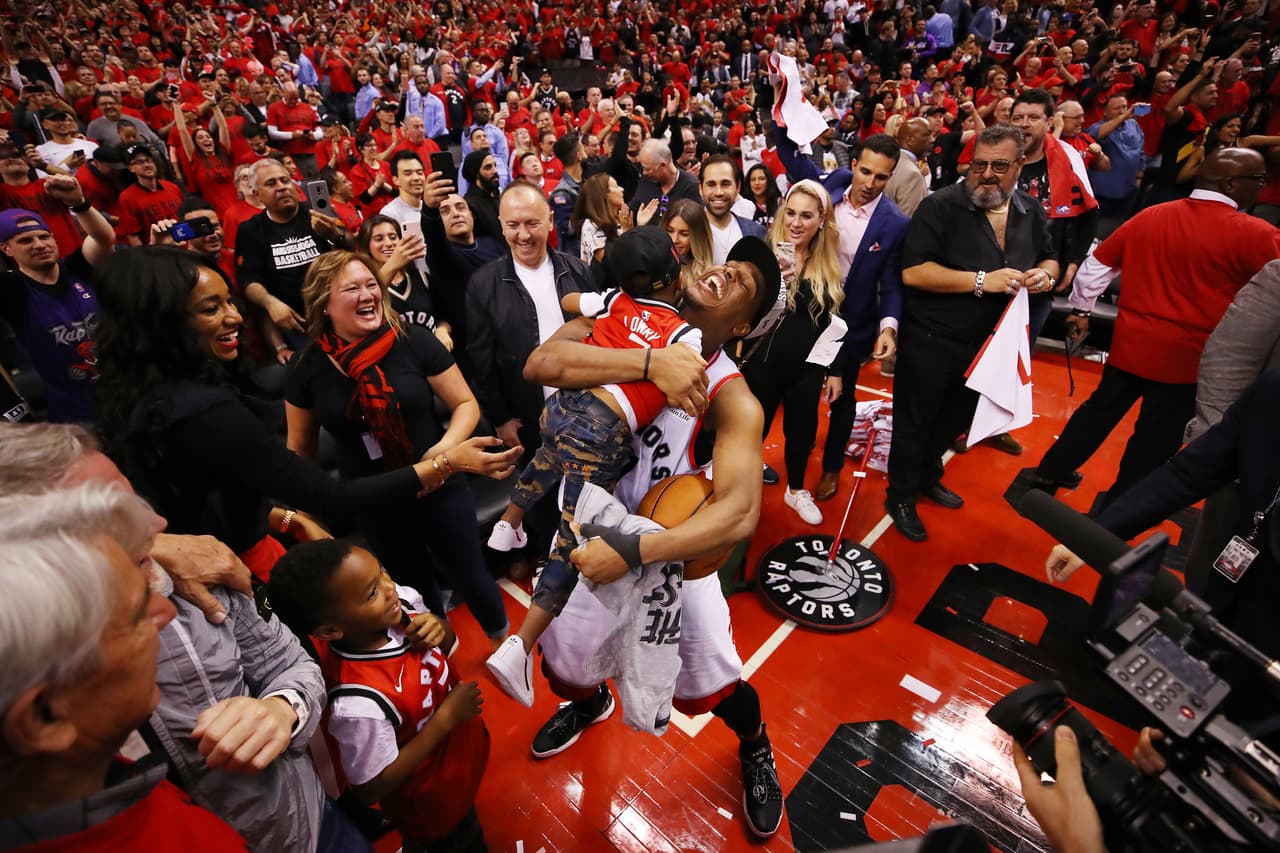 Terminado el partido, Kyle Lowry celebró con sus hijos la conquista obtenida por los Toronto Raptors.