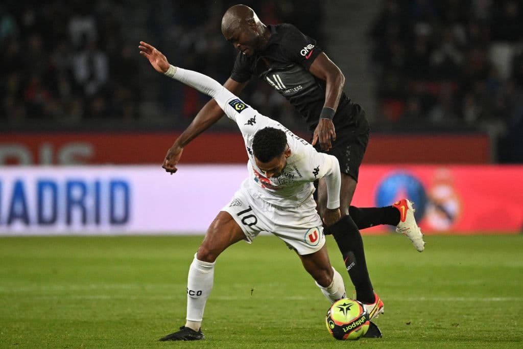 Mbappe se encarga de poner una asistencia y anota el tanto de la victoria para confirmar la remontada 2-1 del PSG sobre el Angers.