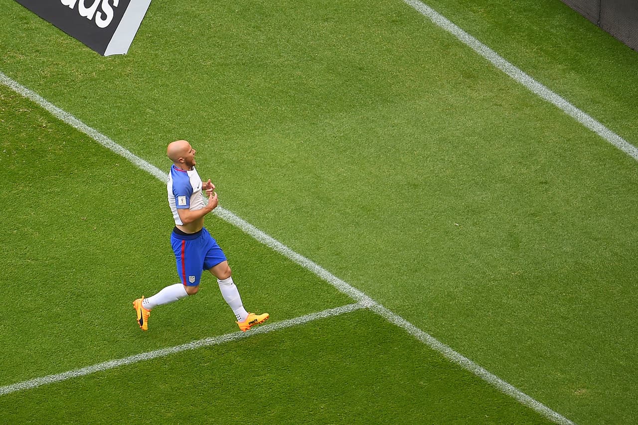 El gol estadounidense llegó apenas a los seis minutos. Un error en la salida de Chicharito y Michael Bradley clavó un golazo de bandera.