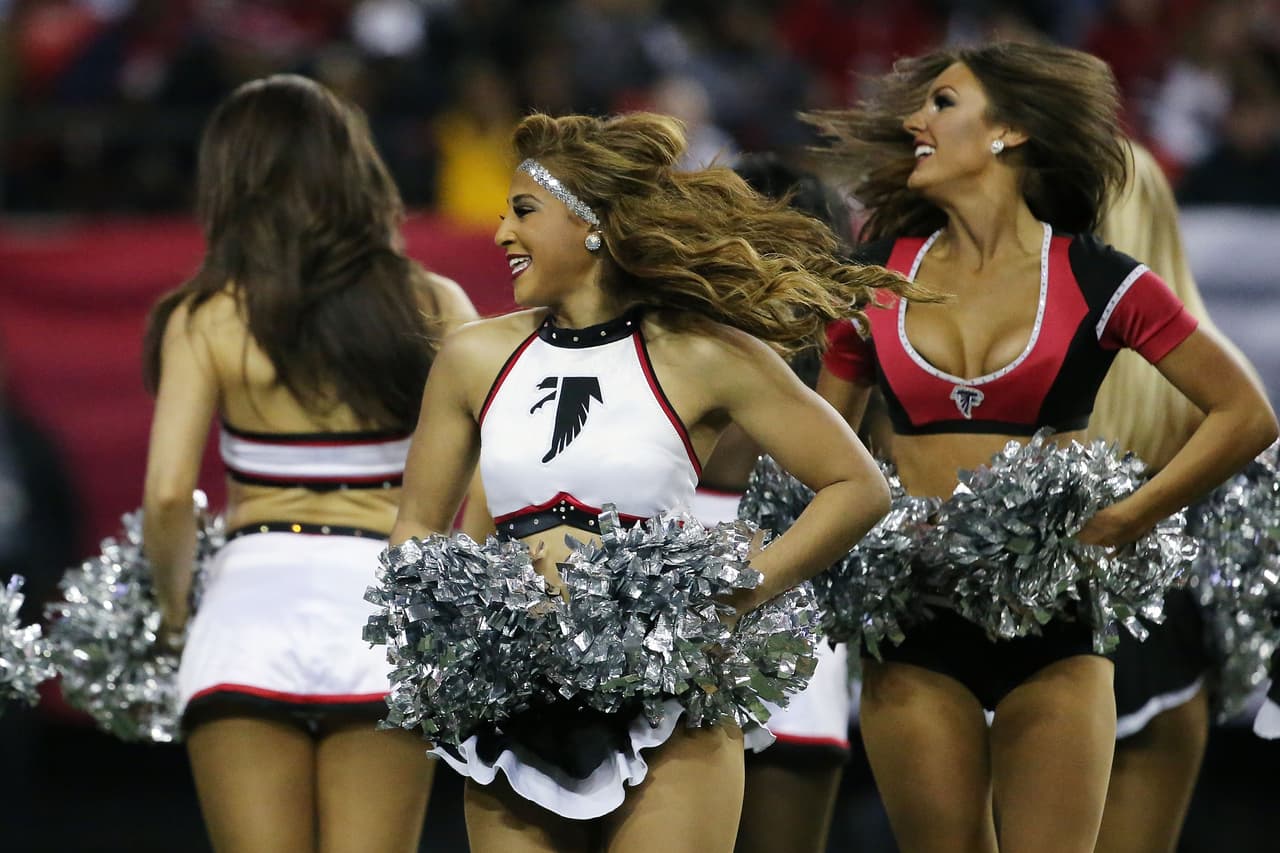 La belleza impactante de las animadoras y la pasión incontenible de los fanáticos le dio alegría a la tradicional jornada del Año Nuevo.