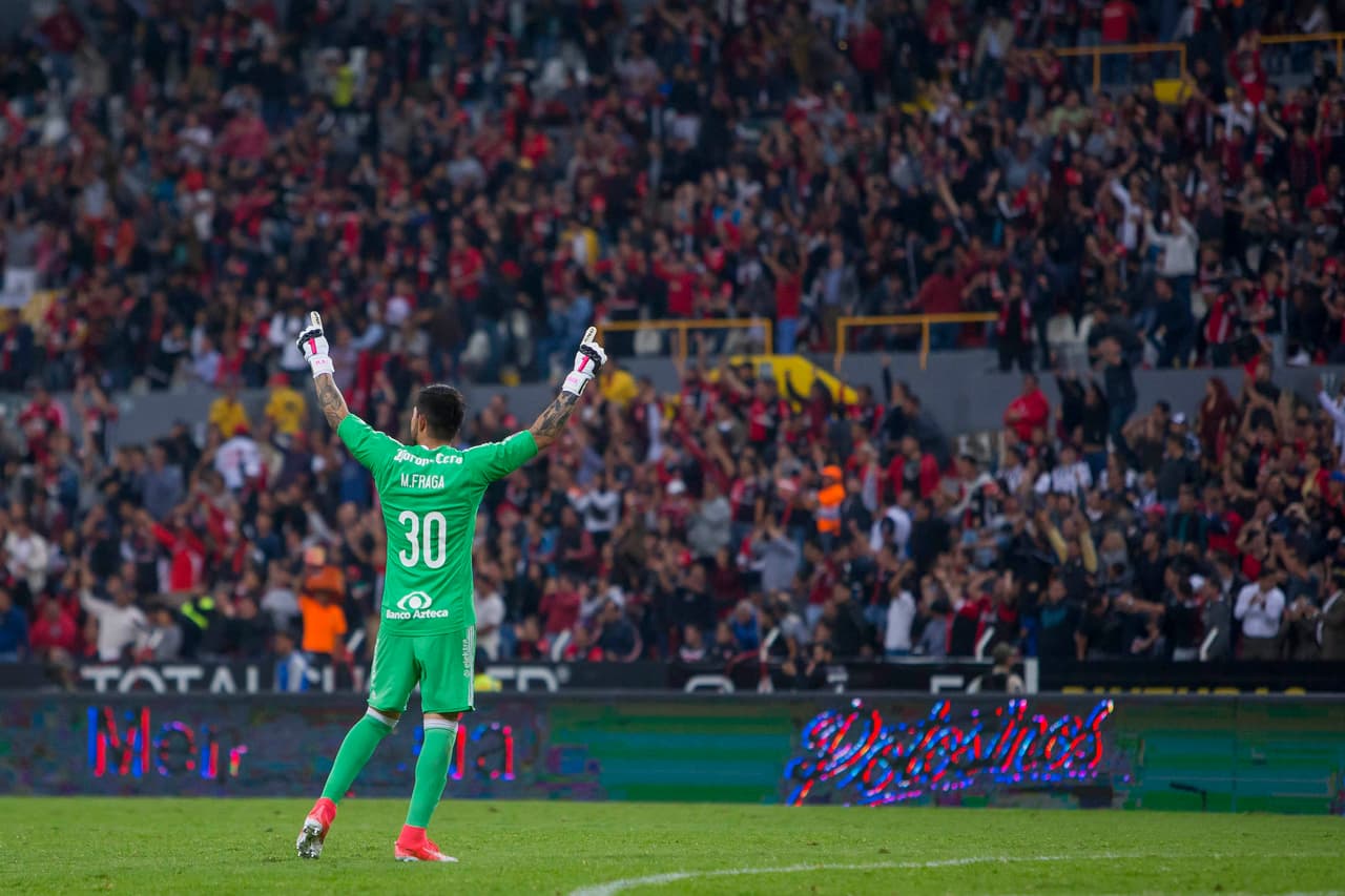 Miguel Ángel Fraga celebró el descuento de los Rojinegros junto con la afición que se dio cita en el Estadio Jalisto.