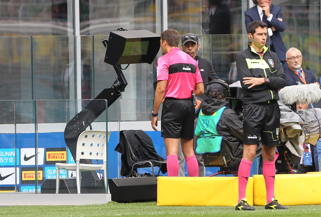 Al final el árbitro pudo comprobar que el contacto se produjo dentro de la línea de los 16 metros.