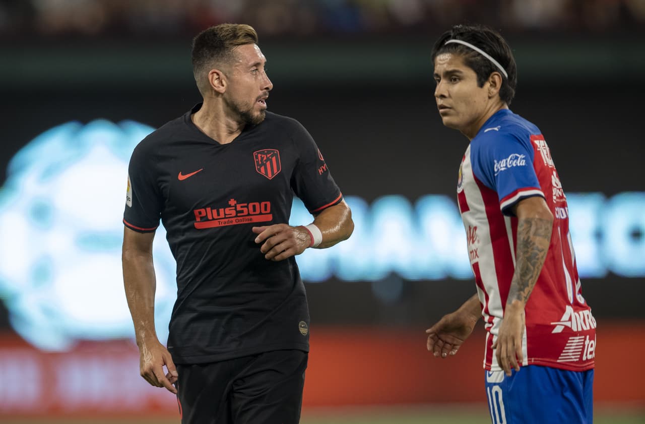 Héctor Herrera vio actividad ante Chivas.