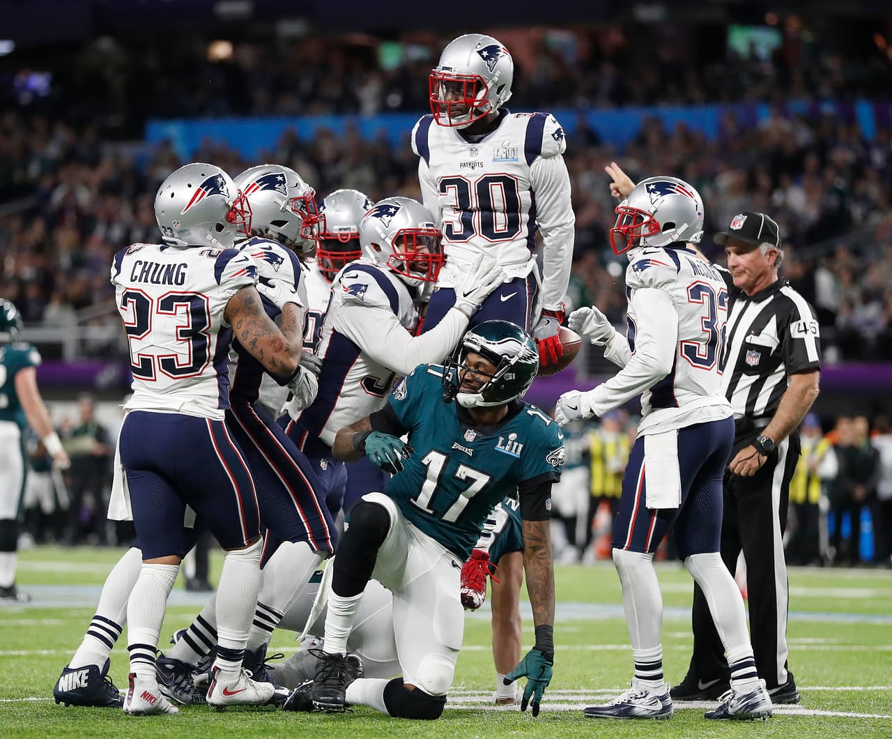 Super Bowl LII - Estadísticas al medio tiempo: Los Patriots sumaron 350 yardas totales en la primera mitad pero sólo concretaron el 33.3% de sus terceras oportunidades.