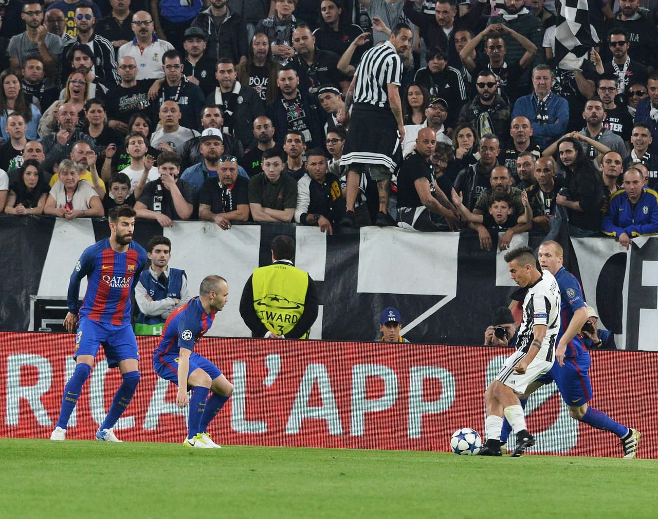 Muy pronto, a los 8 minutos de juego, Juventus puso el 1-0 a su favor ante la permisividad de la defensa del Barcelona.