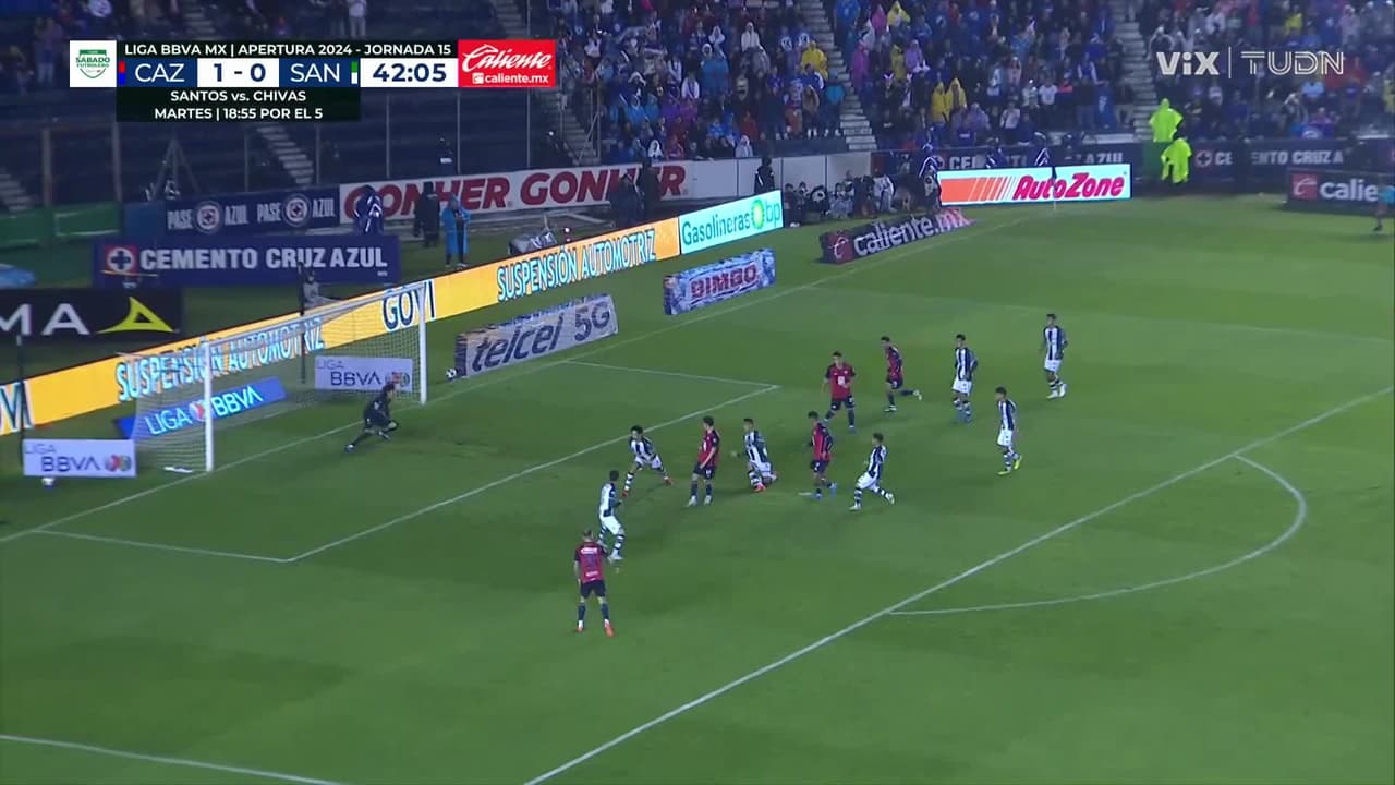 ¡Iba a ser un golazo! La defensa del Santos bloquea el tiro