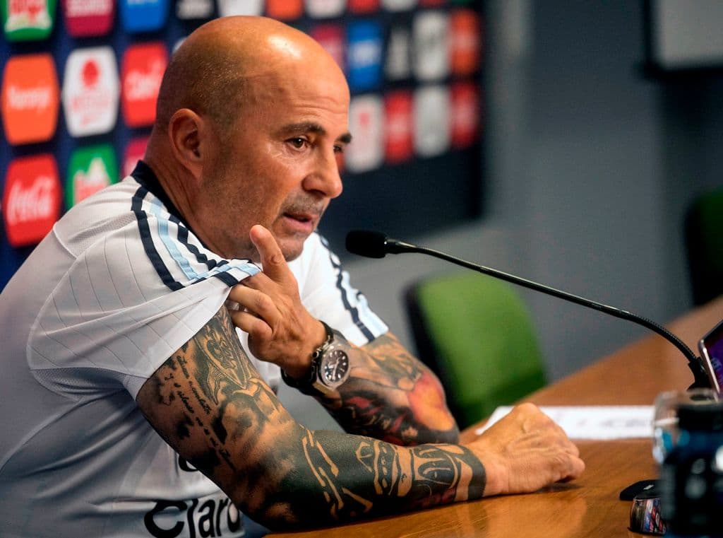 Jorge Sampaoli, técnico de Argentina durante el Mundial de Rusia 2018, con los tatuajes en sus brazos.