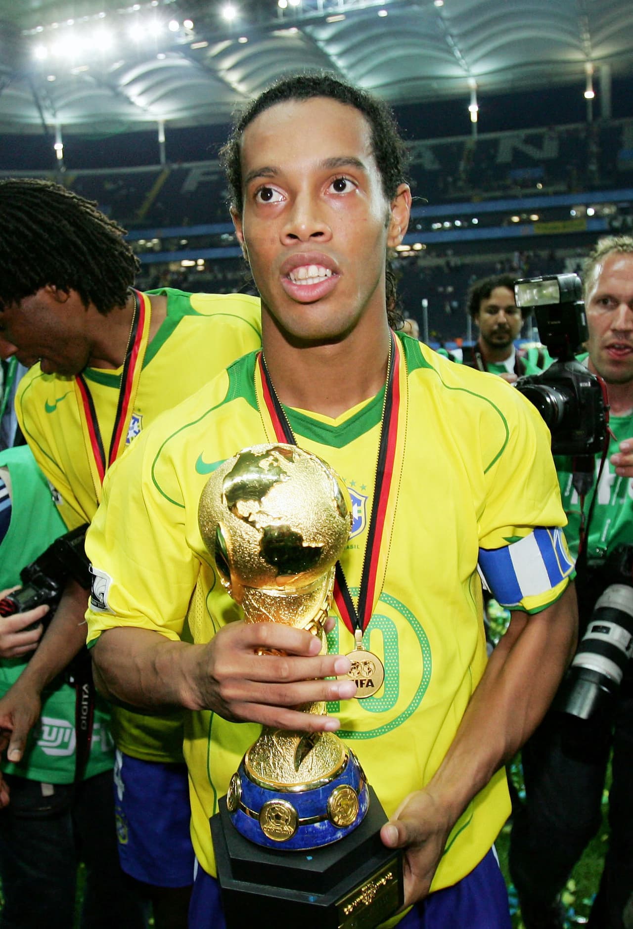 Con la selección de Brasil, en el 2005, volvió a festejar pero esta vez en la Copa Confederaciones de Alemania jugando cinco partidos y marcando tres goles.