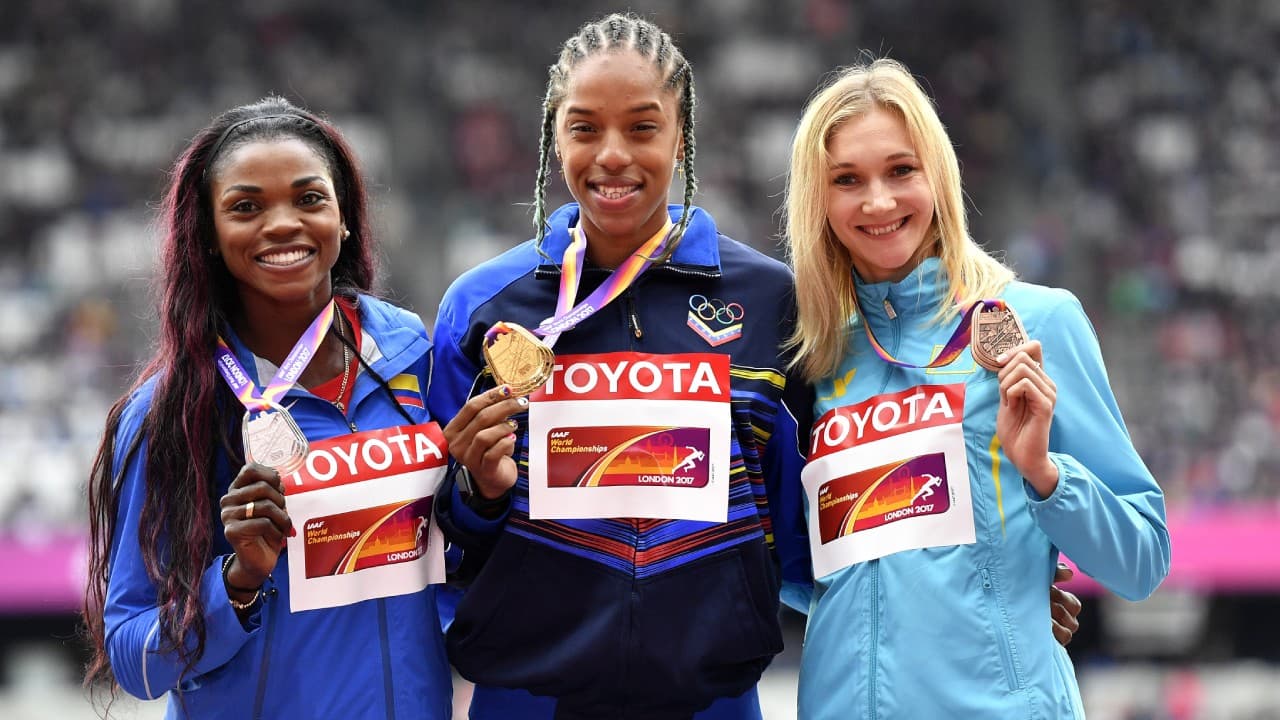 Caterine Ibargüen (izq.) y Yulimar Rojas (centro), en la premiación de los Campeonatos Mundiales Londres 2017.