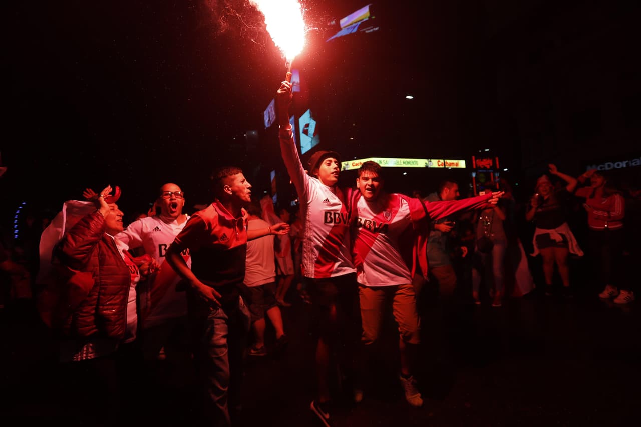 En el tradicional Obelisco de Buenos Aires se dieron cita los fanáticos de River Plate para celebrar la conquista de la Copa Libertadores 2018.