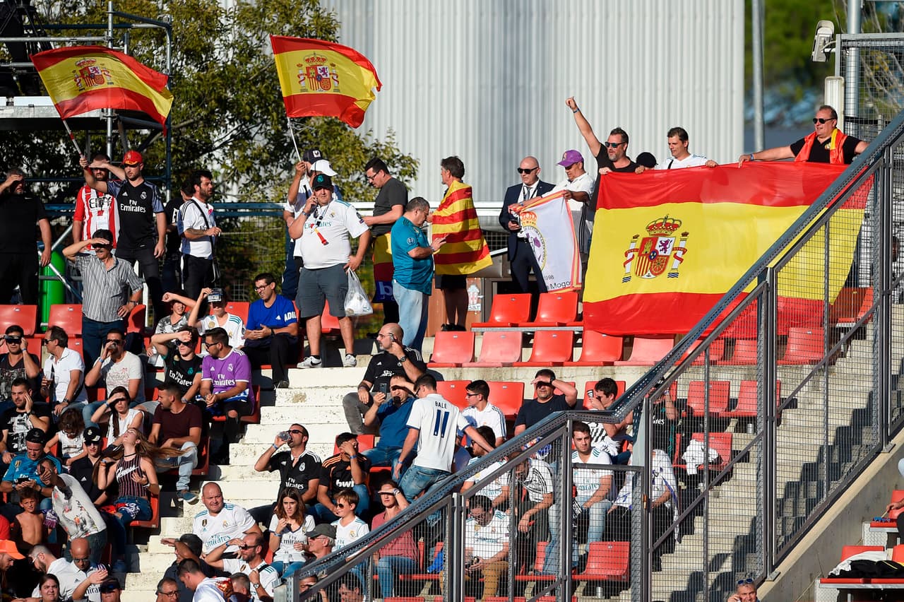 Mientras que los pocos fanáticos del Madrid portaban la bandera de España en señal de protesta y apoyo al Gobierno.